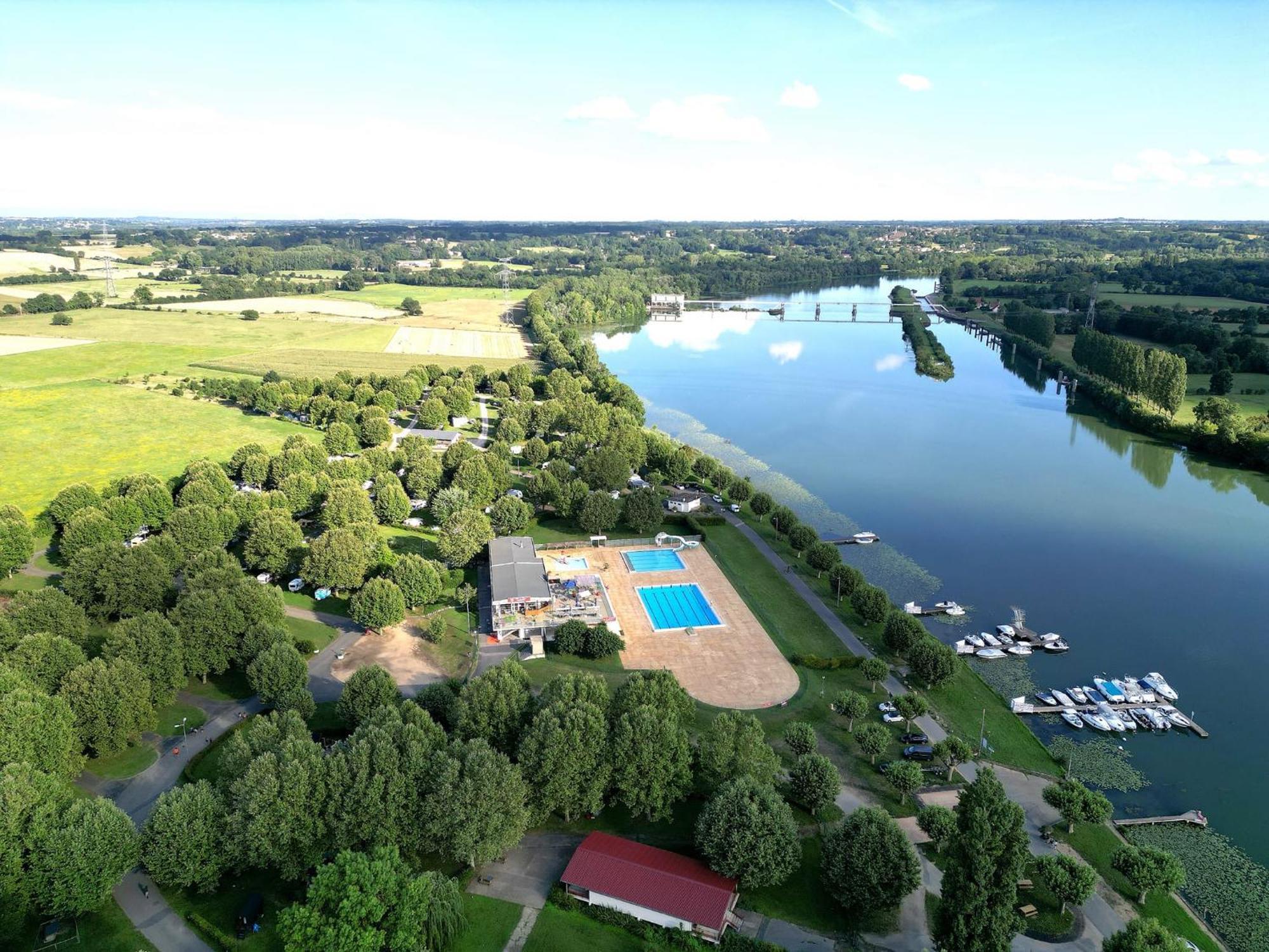 Camping De Thoissey *** Exteriör bild